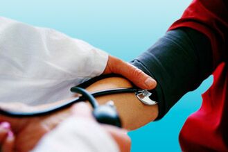 Mjerenjem krvnog tlaka tonometrom liječnik može otkriti hipertenziju kod bolesnika. 